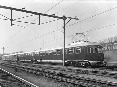 856790 Afbeelding van het electrische treinstel nr. 657 (mat. 1946, plan AB) van de N.S. te Arnhem, gebouwd door ...